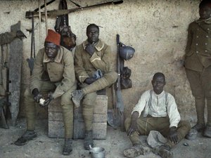 1917年6月16日、フランス、アルザス、オーラン県、サンウルリッヒ、銃と装備のある部屋で歩兵としてフランス軍に駐留するセネガルの兵士（オートクローム）